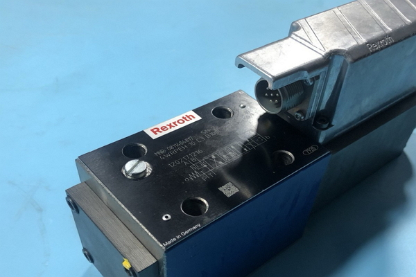 Rexroth 0811404817 Proportional Directional Valve 4WRPEH10C3B100L-2X/G24K0/F1M